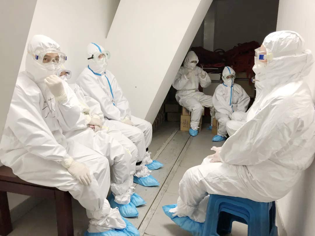 身穿誠格防護服的&ldquo;守滬者&rdquo; 24小時奮戰(zhàn)在浦東國際機場口岸防疫一線