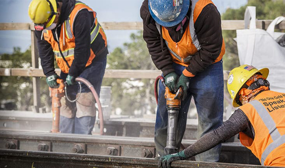 在施工場合里，常用的安全防護用品有哪些？