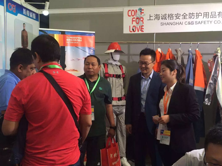 展區(qū)一角，相談甚歡，有種相見恨晚的感覺！