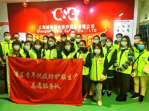 攜手戰(zhàn)“疫”，逆風而上，上海志愿者助力抗疫防護服生產(chǎn)