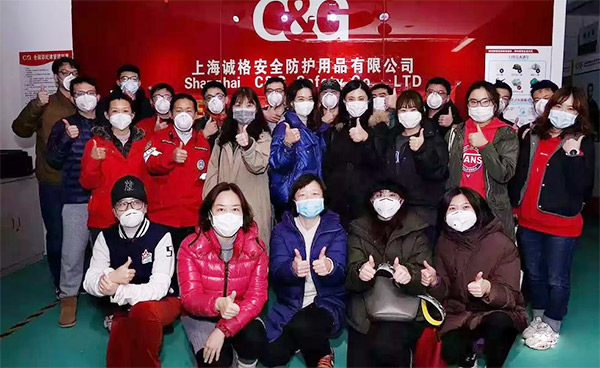 攜手戰(zhàn)&ldquo;疫&rdquo;，逆風(fēng)而上，上海志愿者助力抗疫防護(hù)服生產(chǎn)